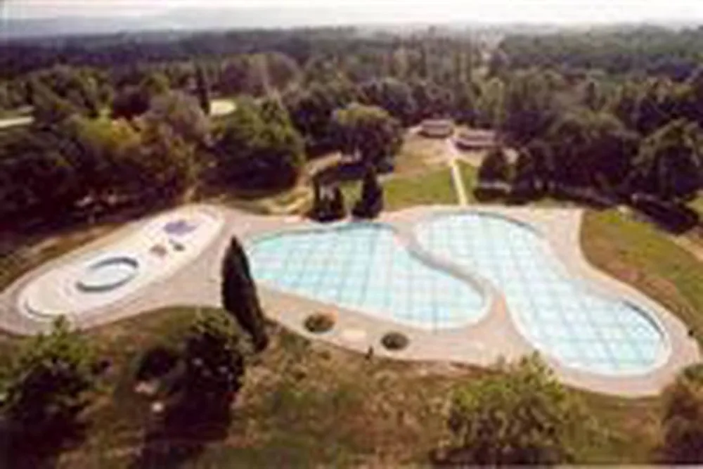 Fényes Fürdő és Camping