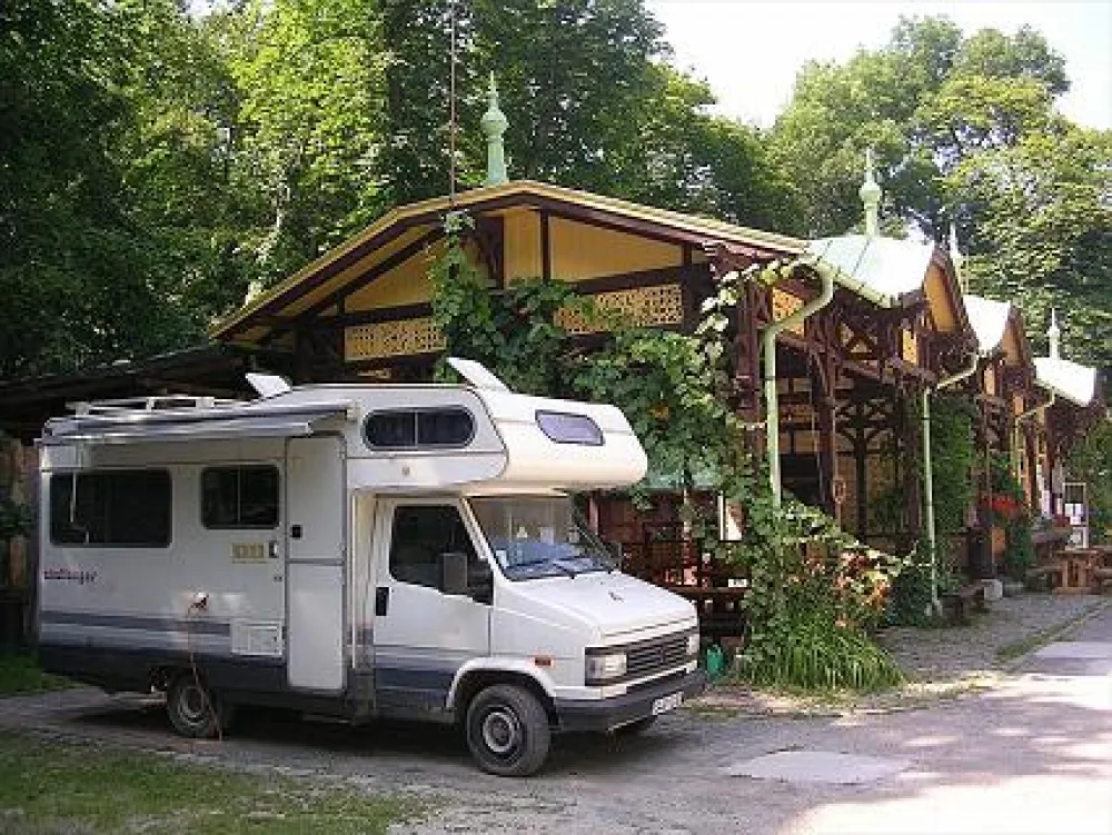 Zugligeti 'Niche' Camping