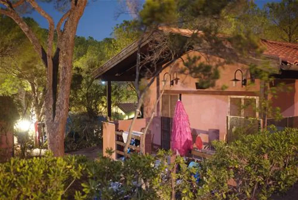 Camping Lacona Pineta