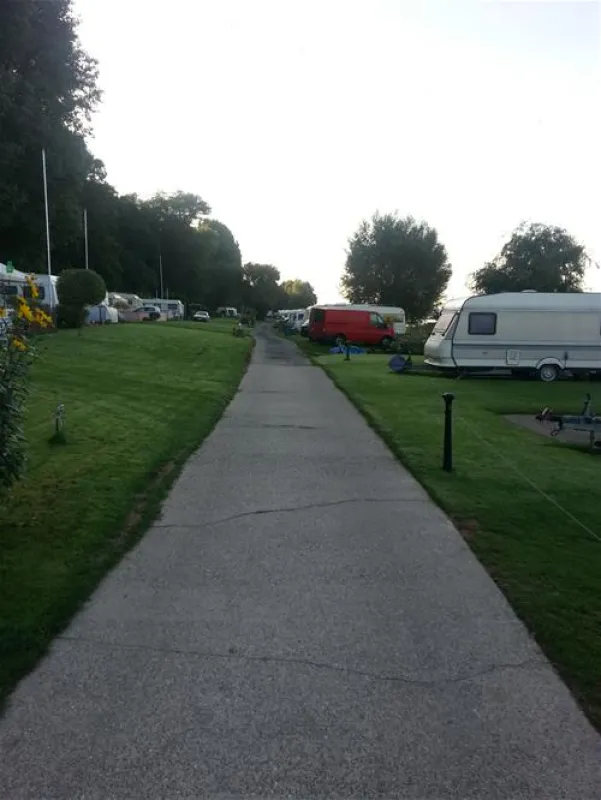 Campingplatz-Rheinblick