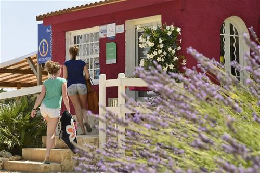 Flower Camping Le Domaine de Gajan  