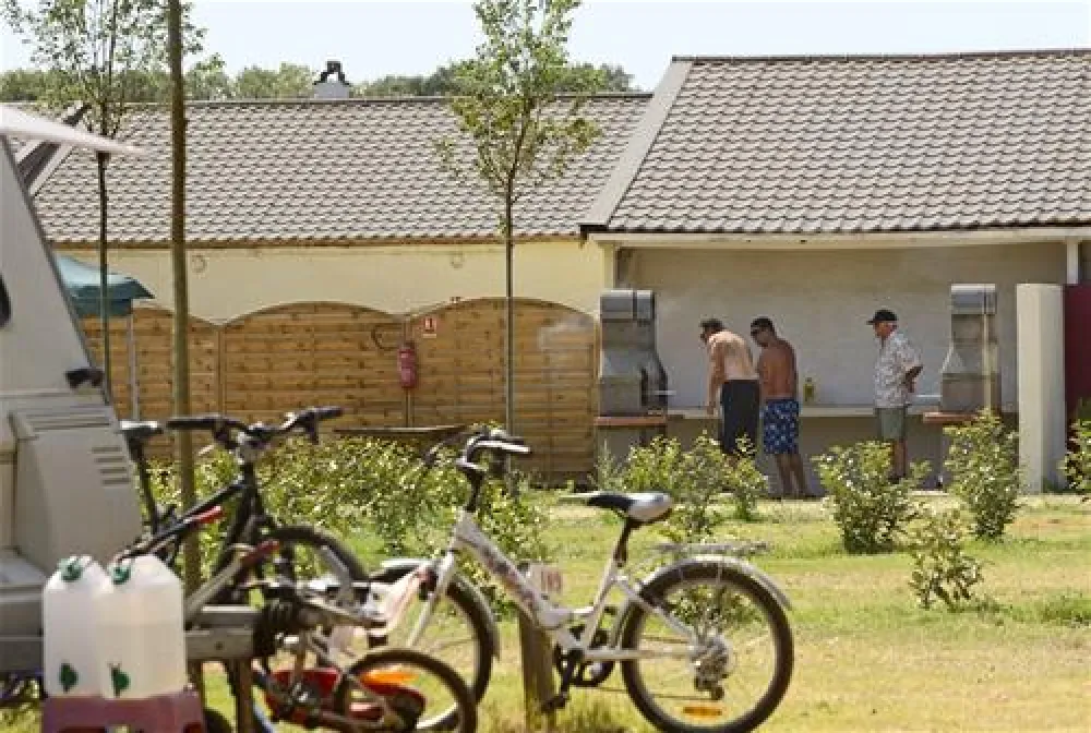 Flower Camping Le Domaine de Gajan  