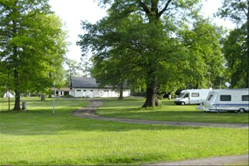 Camping im Eichenwald