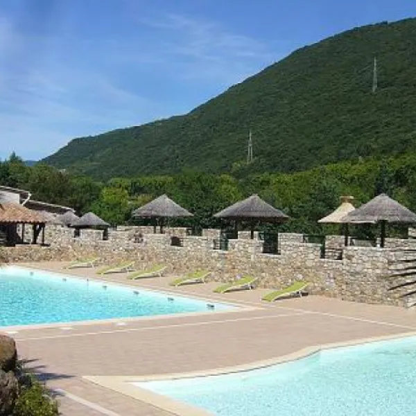 Quels sont les équipements dont dispose Camping Les Vals  ?