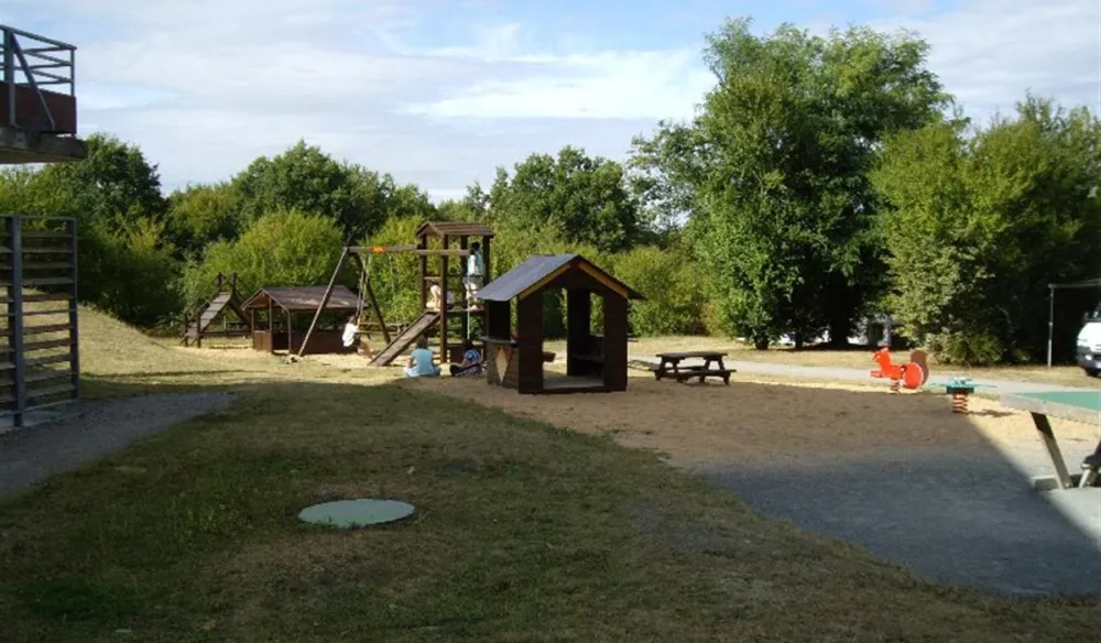 Camping Municipal Du Lac Les Nugiras  