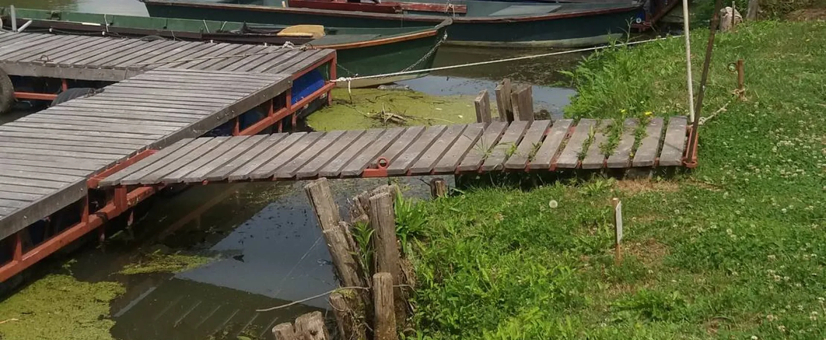 Katamarán Csónakkikötő és Kemping