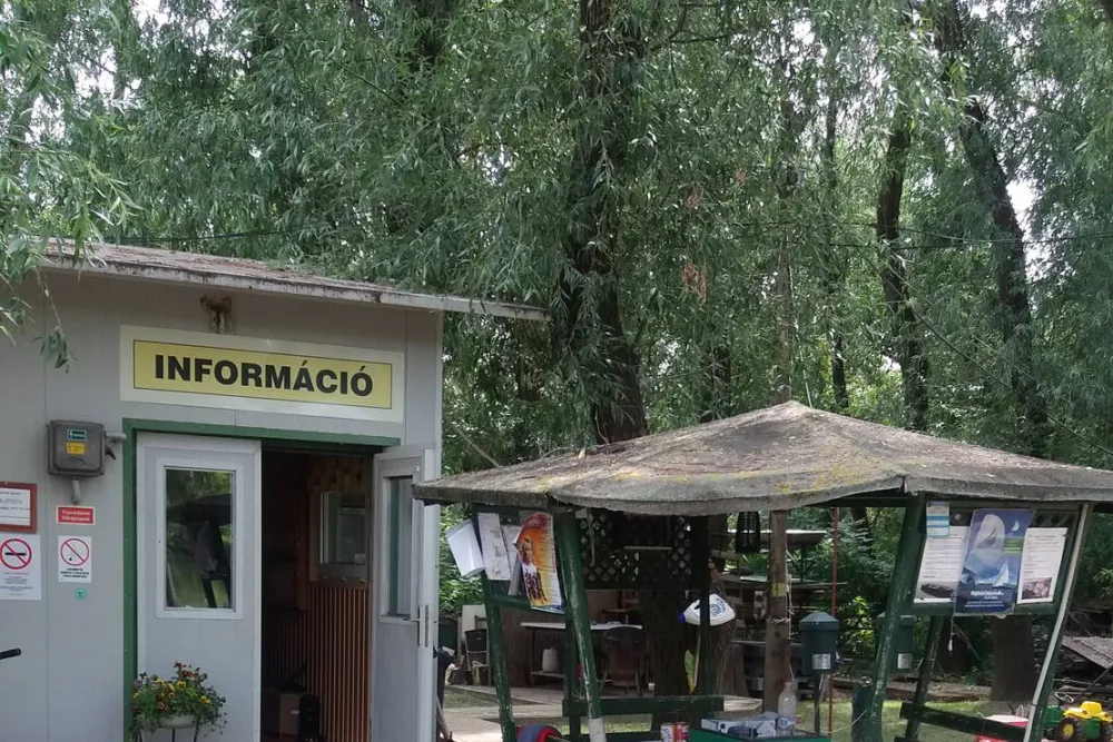 Katamarán Csónakkikötő és Kemping