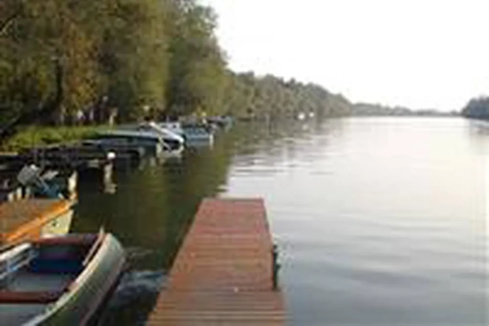 Katamarán Csónakkikötő és Kemping