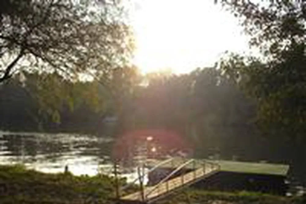 Katamarán Csónakkikötő és Kemping