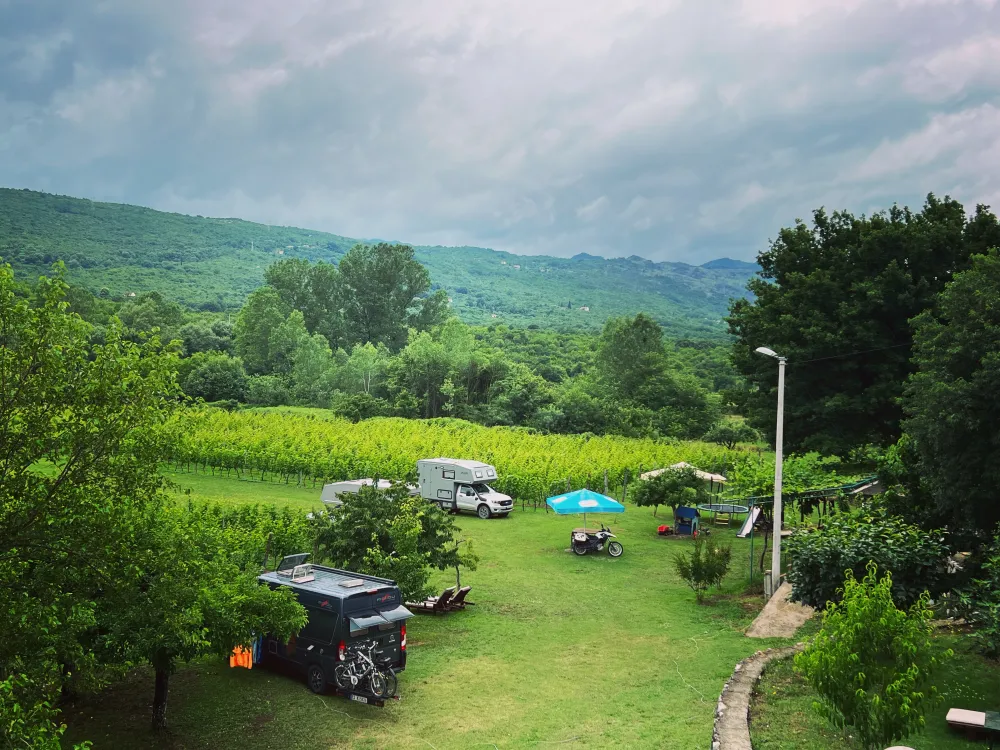 Purple Eye Estate - Camp & Winery (Jokaš)