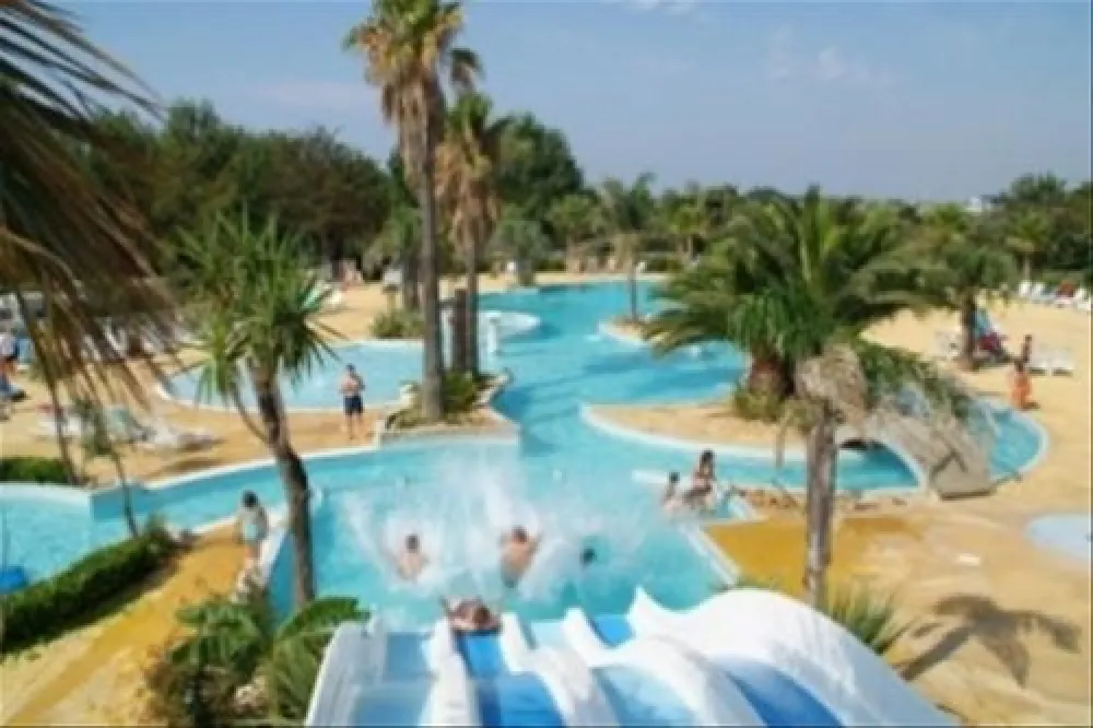 Camping Les Champs Blancs  