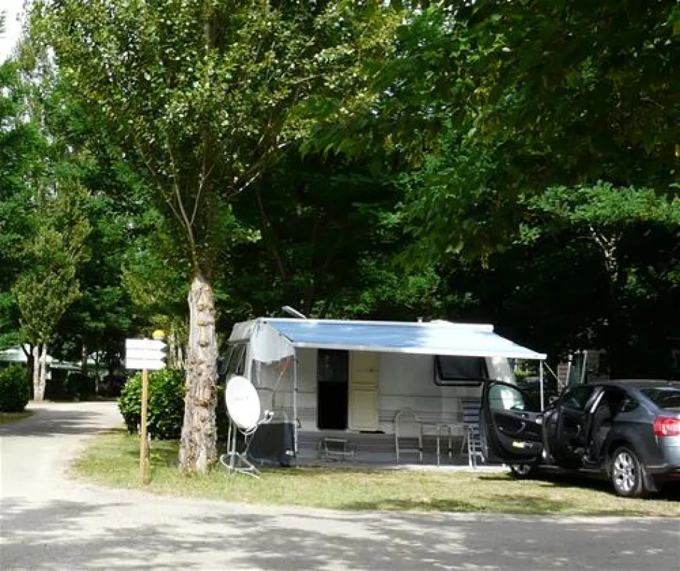 Flower Camping - Le Port de Lacombe