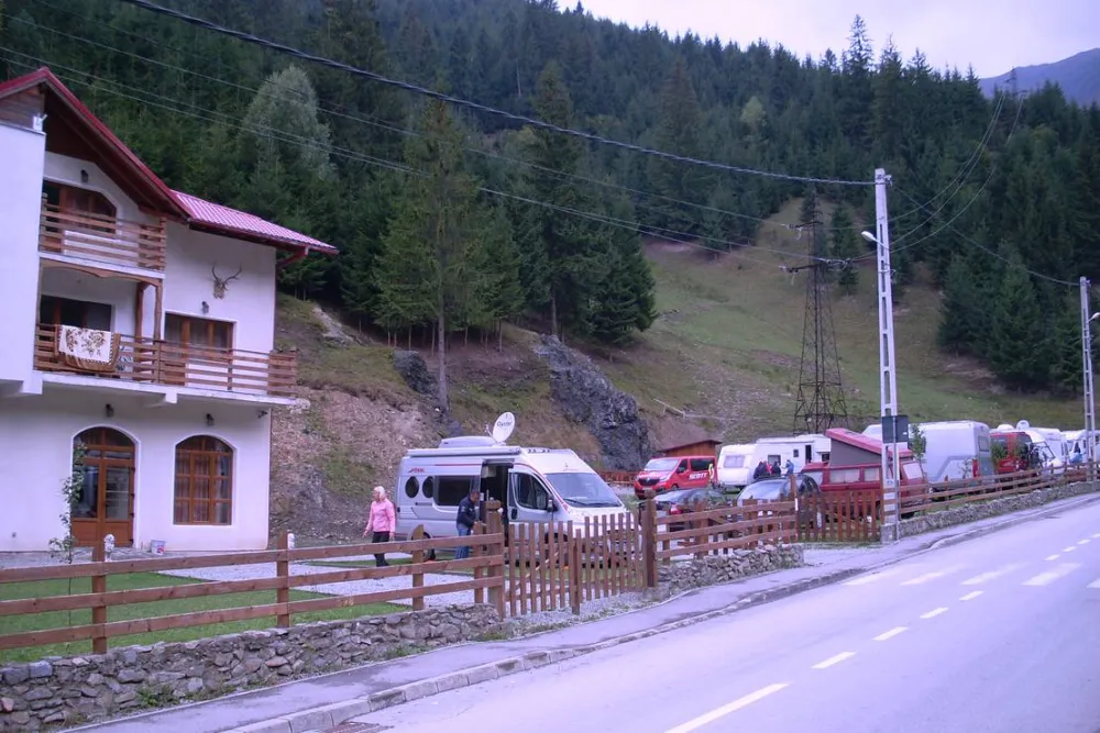 Pensiune camping laura borsa