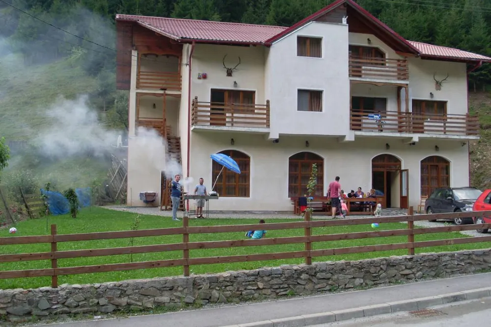 Pensiune camping laura borsa