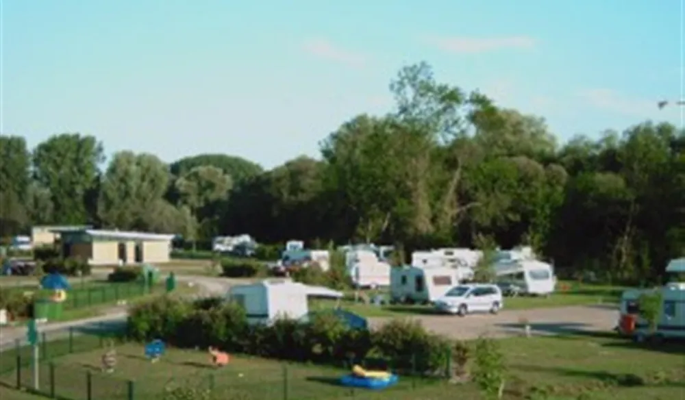 Camping Parc Des Cygnes  