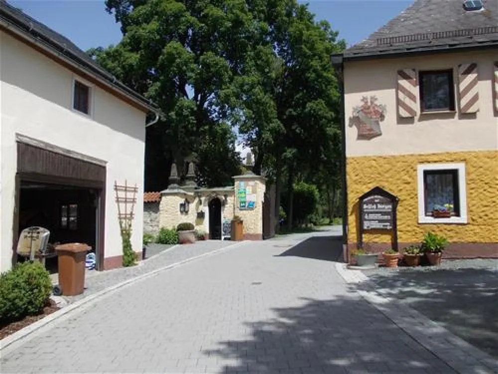 Hotel & Camping Schloss Issigau