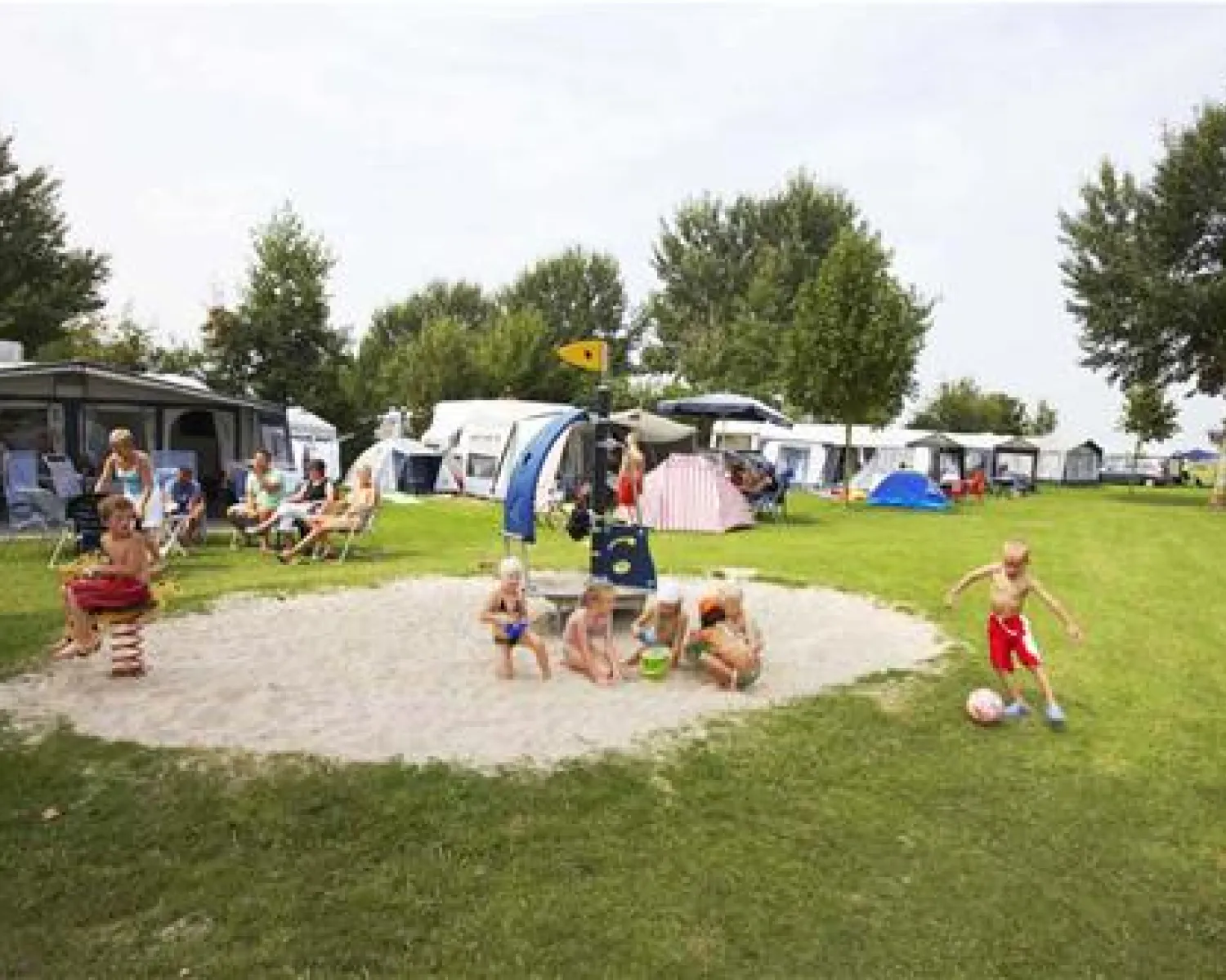 campen lustige bilder Camper Geschenk Kissen mit Füllung 40x40 Lustige Geschenkidee Geburtstag  für Camper Ich Bin Dieser Legendäre Camper Von Dem Alle Geredet Haben —  TrendationStore main image 1