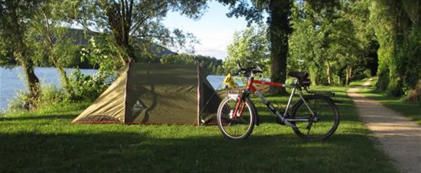 Camping und Schwimmbad am Rhein