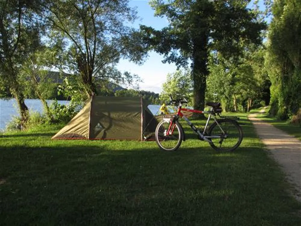 Camping und Schwimmbad am Rhein