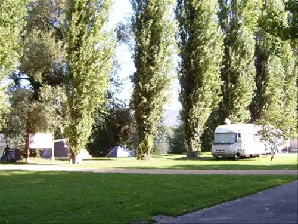 Camping und Schwimmbad am Rhein