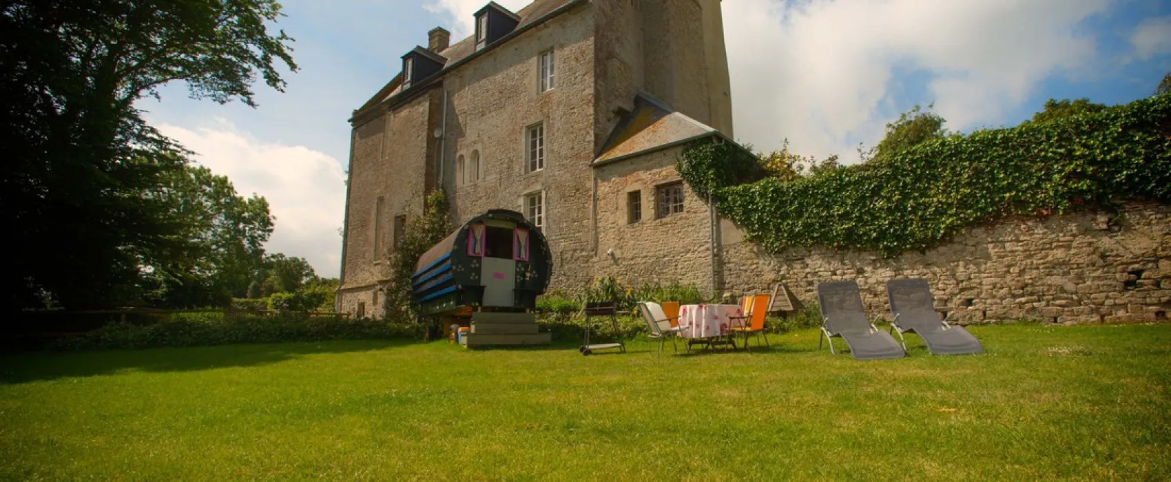 Chateau de Monfreville + cottages