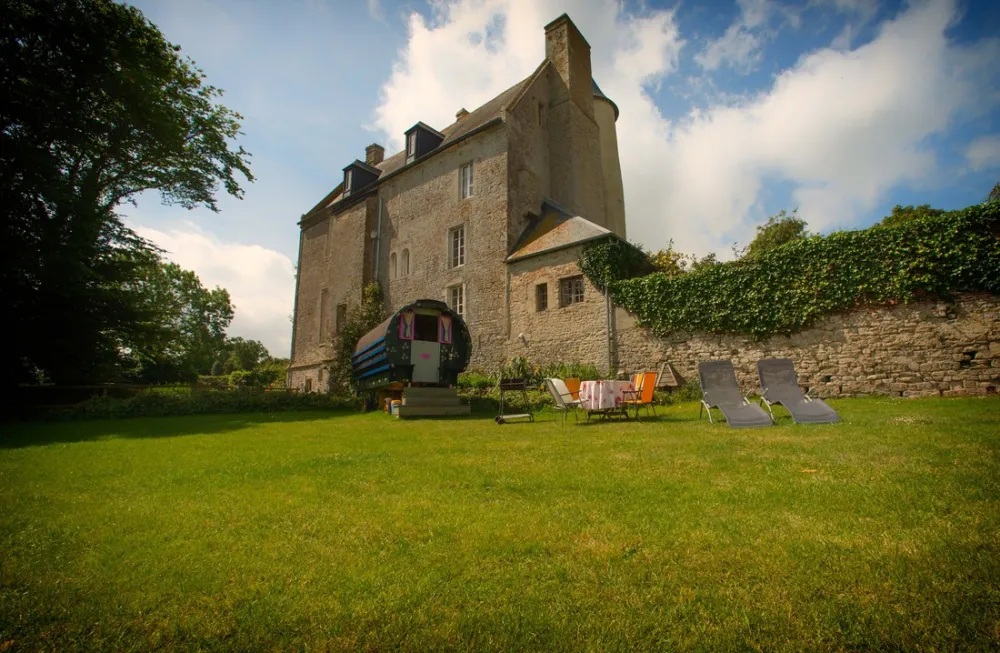 Chateau de Monfreville + cottages