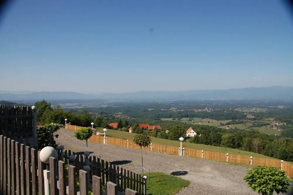 Weinberg-.Naturpark-.Panoramacamping Sausalerland