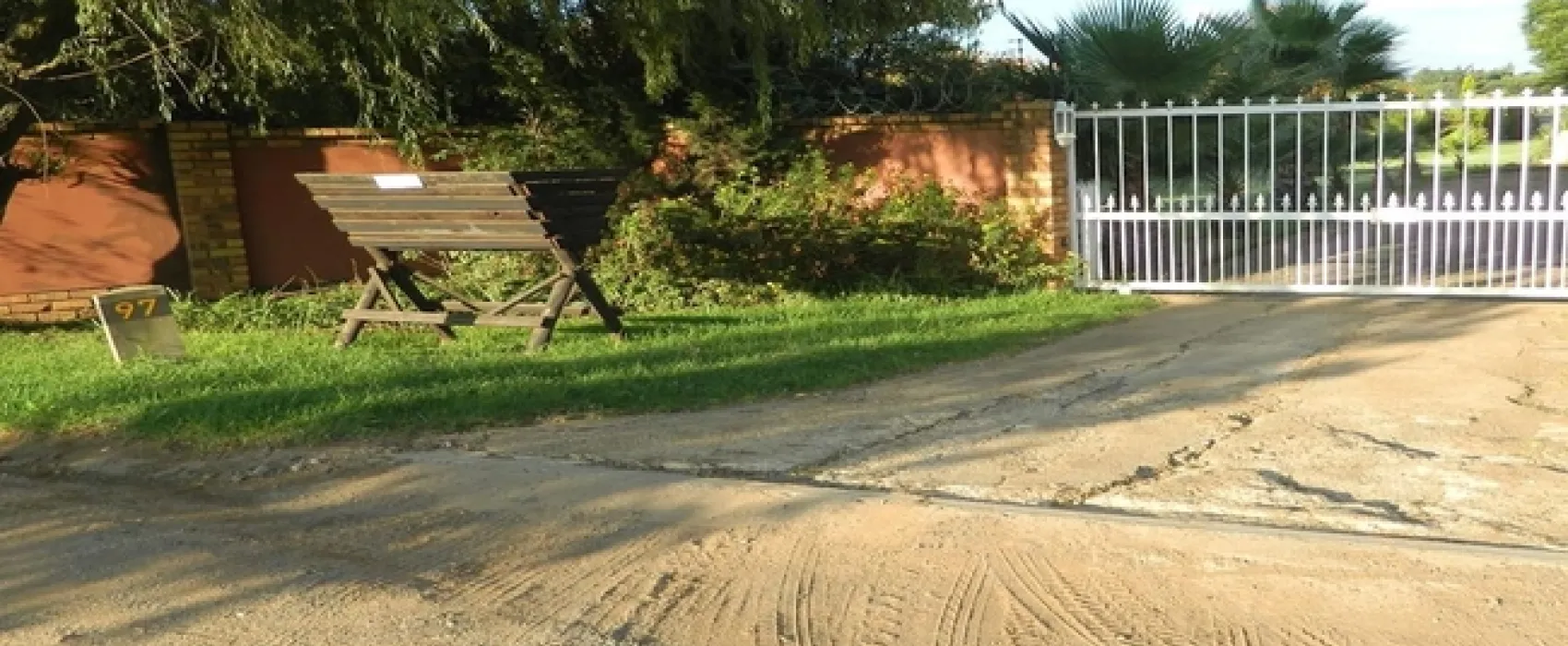 Airport En Route Travel Lodge and Campsite