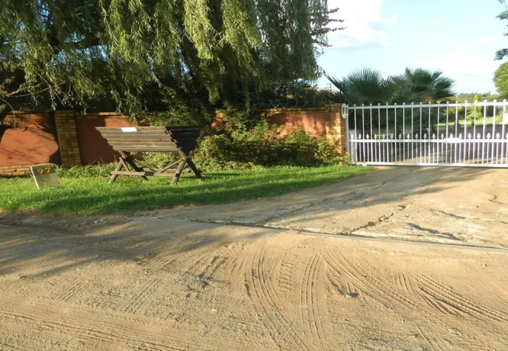 Airport En Route Travel Lodge and Campsite