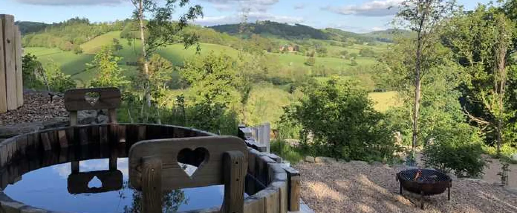 Oaklands Glamping and Treehouse