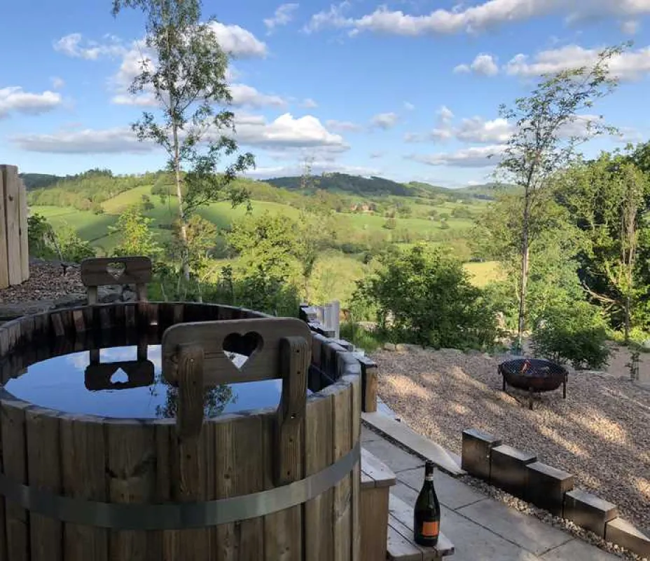 Oaklands Glamping and Treehouse
