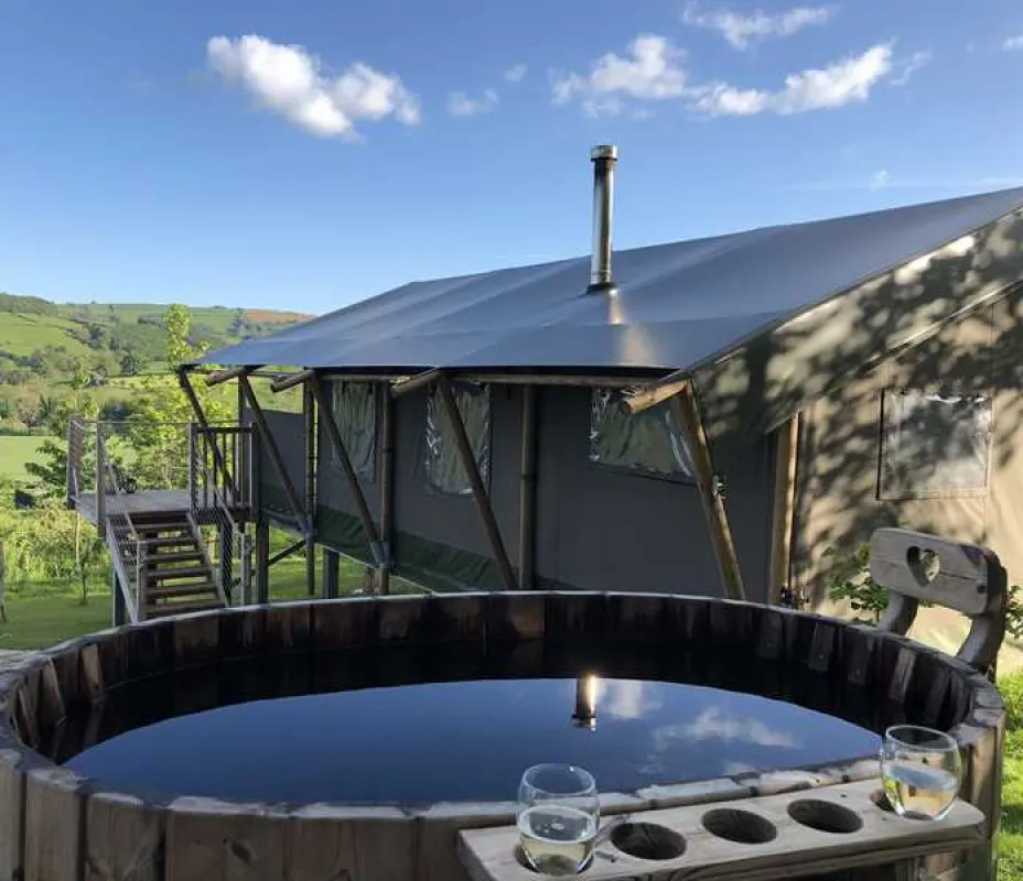 Oaklands Glamping and Treehouse