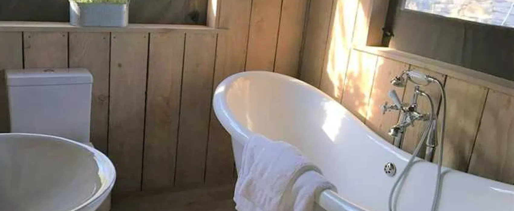 Oaklands Glamping and Treehouse