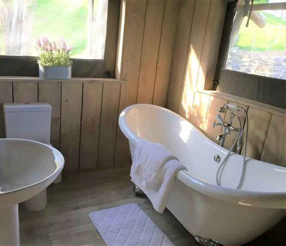 Oaklands Glamping and Treehouse