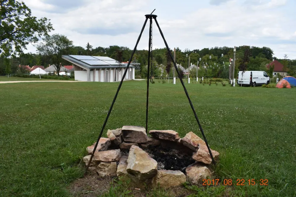 Bagolyvár Fogadó & Bakonyi Camping