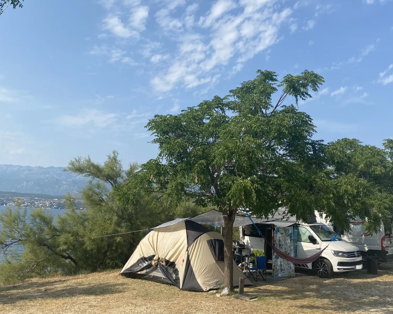 camping kissen Kissen Camping-Liebe in grau/rosa – tini-stickt main image 1
